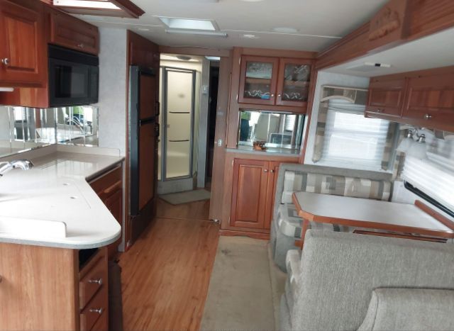 2005 WORKHORSE CUSTOM CHASSIS MOTORHOME CHASSIS for Sale