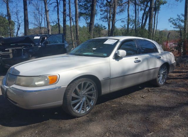 2001 LINCOLN TOWN CAR for Sale