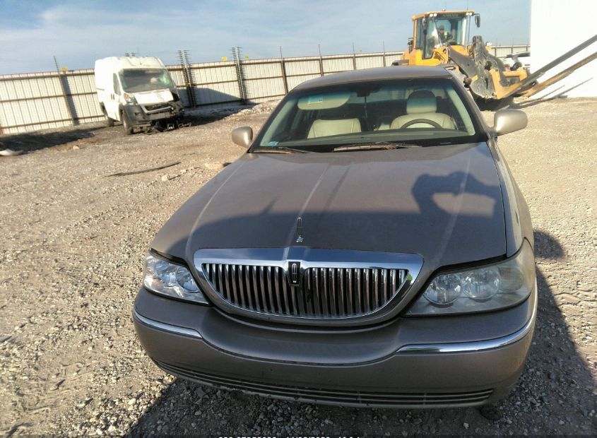 2005 LINCOLN TOWN CAR for Sale