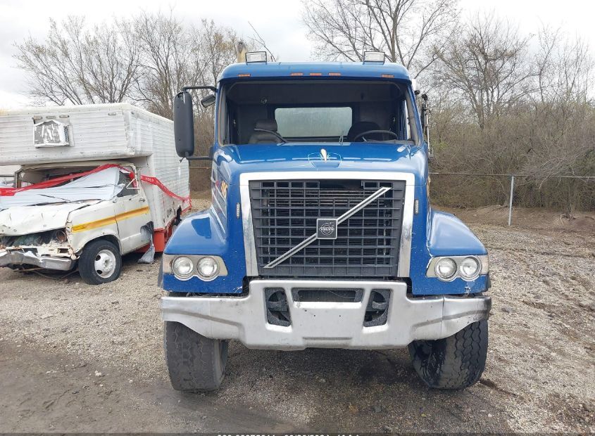 2002 VOLVO VHD for Sale