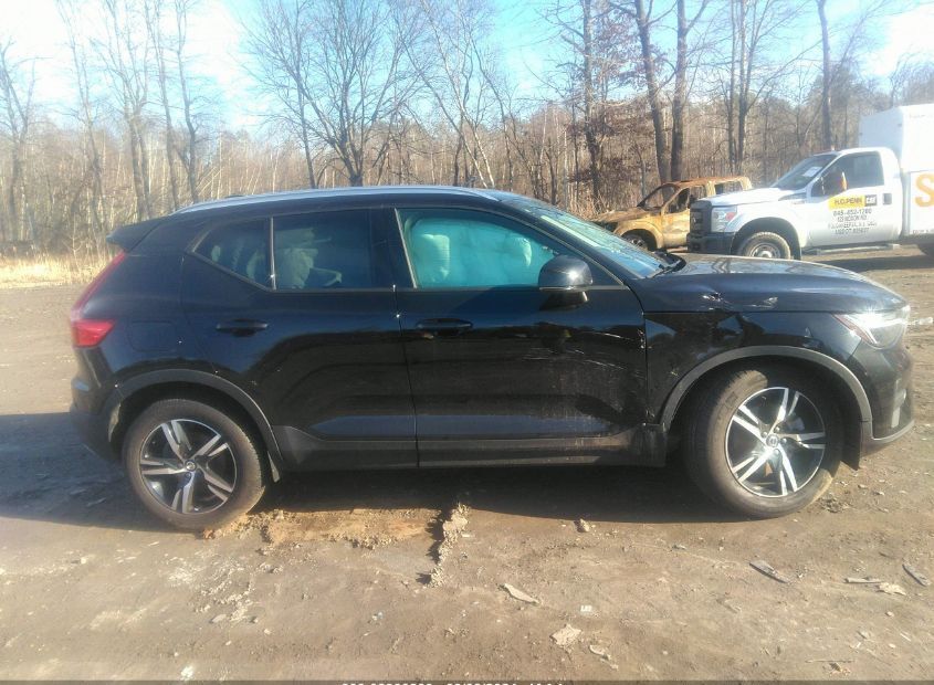 2023 VOLVO XC40 for Sale